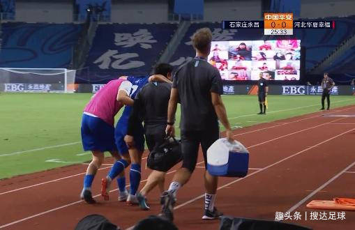  威尼斯德比火爆异常 球迷冲突导致比赛中断十分钟  